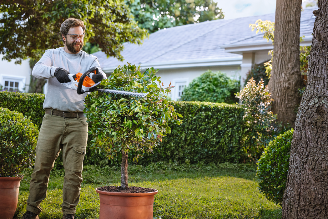 STIHL HSA 30 Cordless 18" Hedge Trimmer Kit