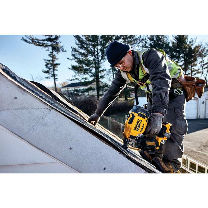 DeWalt 20V MAX 15° Cordless Coil Roofing Nailer Kit