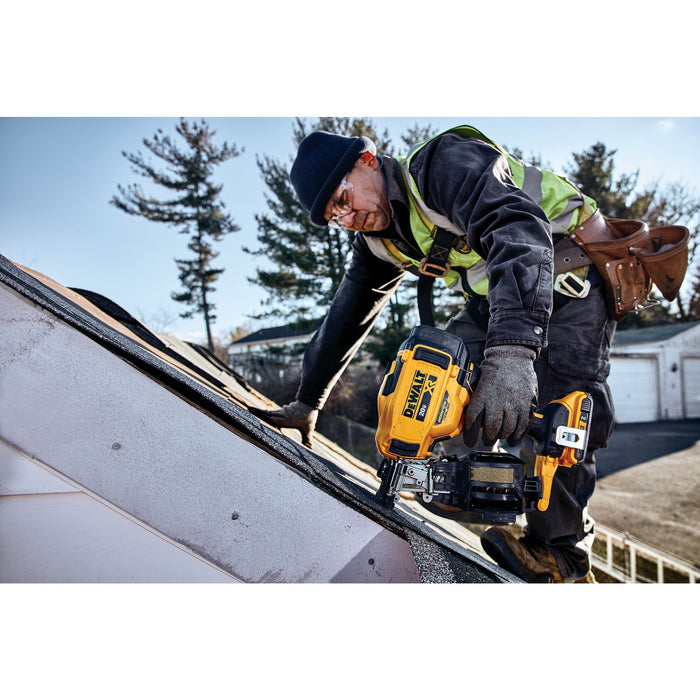 DeWalt 20V MAX 15° Cordless Coil Roofing Nailer Kit