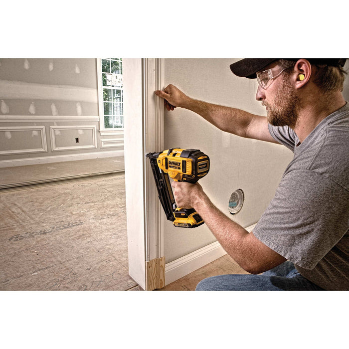 DeWalt 20V MAX XR 16 Gauge Angled Finish Nailer - Kit