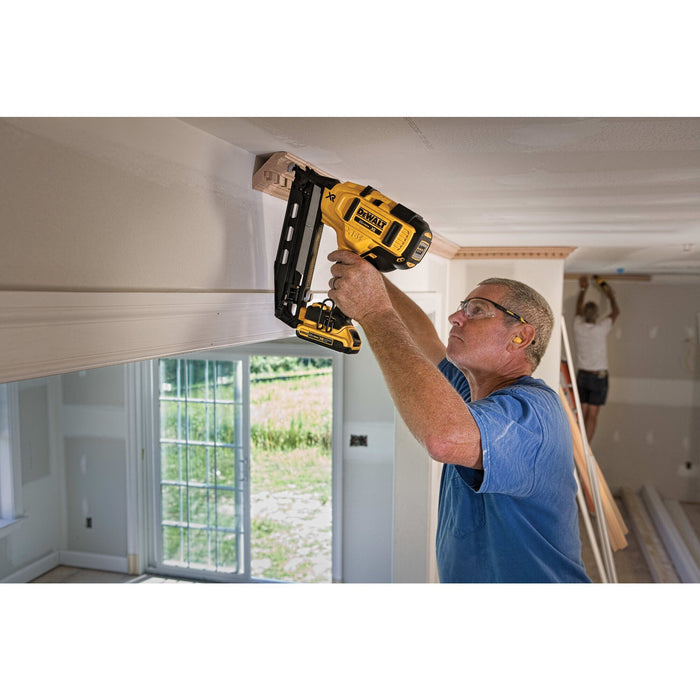 DeWalt 20V MAX XR 16 Gauge Angled Finish Nailer - Kit