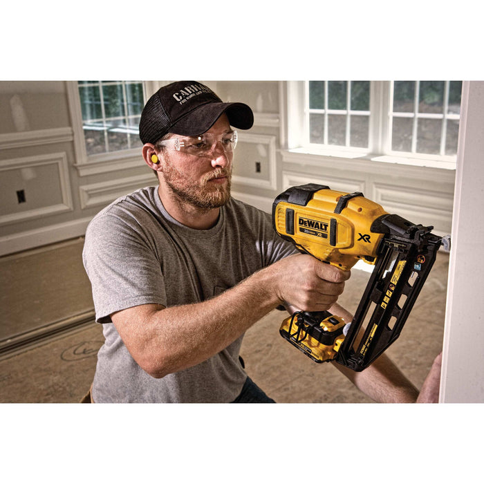 DeWalt 20V MAX XR 16 Gauge Angled Finish Nailer - Kit