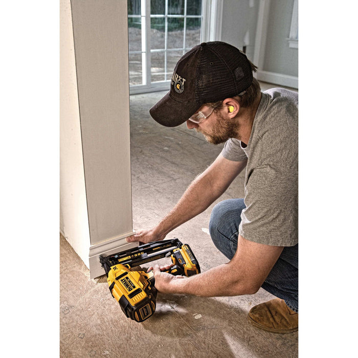 DeWalt 20V MAX XR 16 Gauge Angled Finish Nailer - Kit