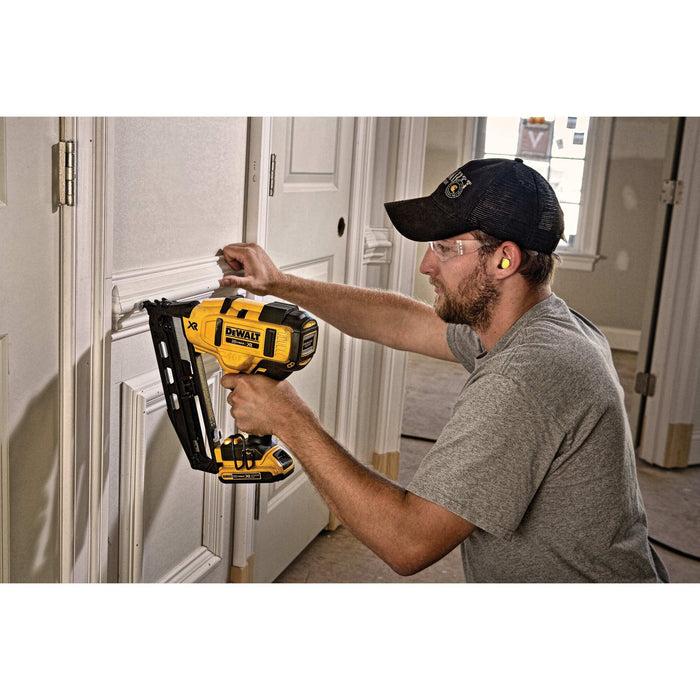 DeWalt 20V MAX XR 16 Gauge Angled Finish Nailer - Kit