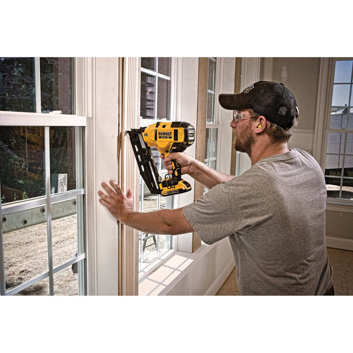 DeWalt 20V MAX XR 16 Gauge Angled Finish Nailer - Kit