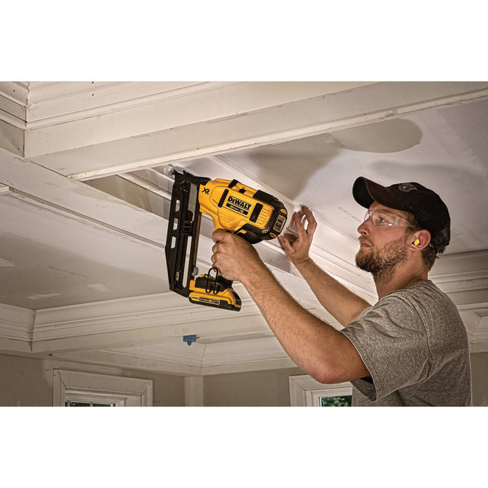 DeWalt 20V MAX XR 16 Gauge Angled Finish Nailer - Kit