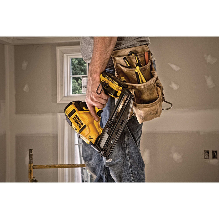 DeWalt 20V MAX XR 16 Gauge Angled Finish Nailer - Kit