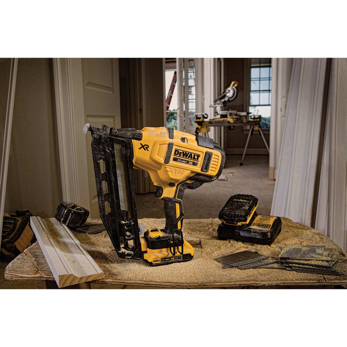 DeWalt 20V MAX XR 16 Gauge Angled Finish Nailer - Kit