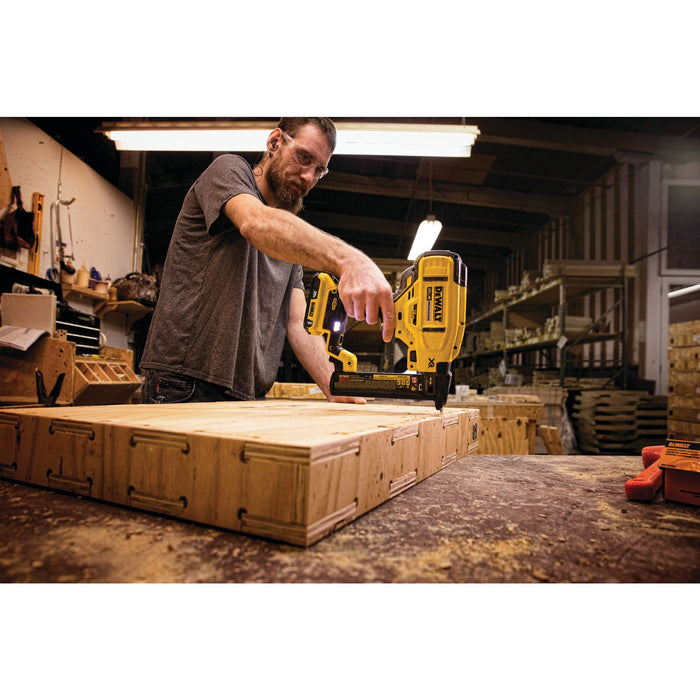 DeWalt 20V MAX XR 18 Gauge Cordless Narrow Crown Stapler Kit