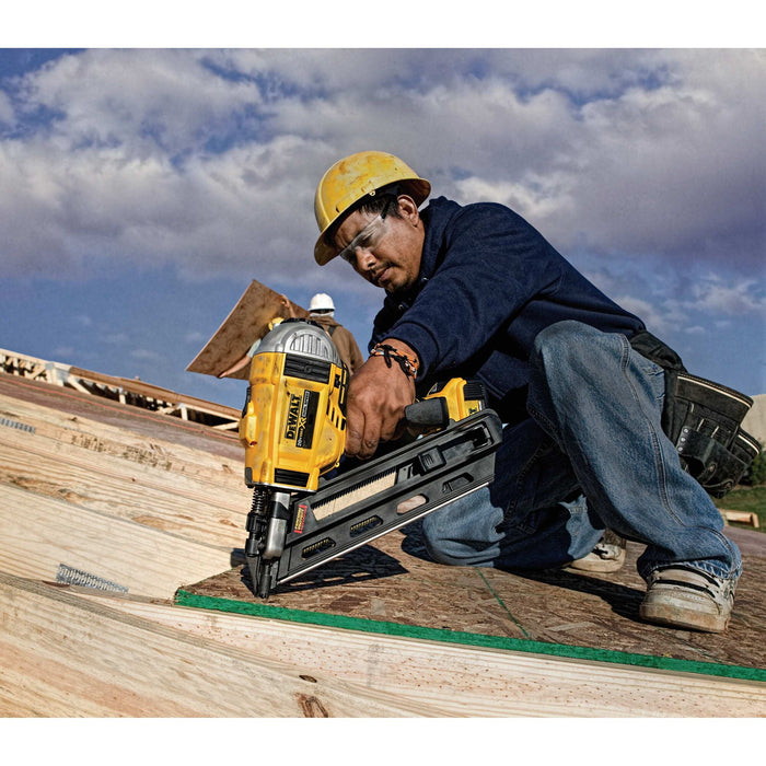 DeWalt 20V MAX Cordless 30° Paper Collated Framing Nailer Kit