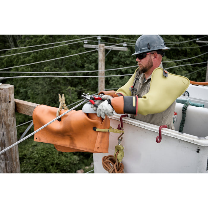 Milwaukee 9" Lineman's Comfort Grip Pliers w/ Thread Cleaner (USA)